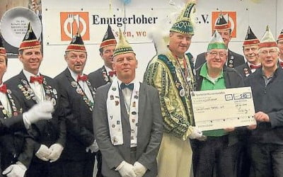 Prinz Volker I. übergibt Spende an die Tafel